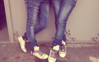 Two people sneakers jeans love - else alfelt free wallpaper