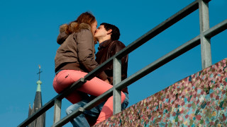 Man woman kissing railing berlin - berlin secession free wallpaper