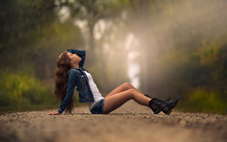 Woman sitting crossed legs blurry - dennis ashbaugh free wallpaper for desktop