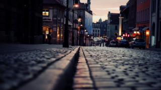 Cobblestone street night streetlight cityscape - a street light free wallpaper