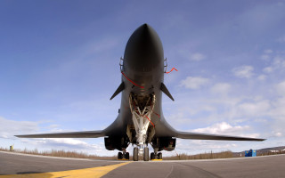 Large jetliner runway blue sky - a large jetliner free wallpaper for desktop