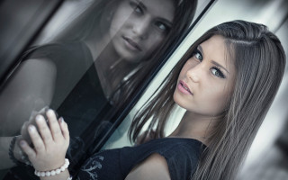 Woman leaning out car window - a car window free wallpaper