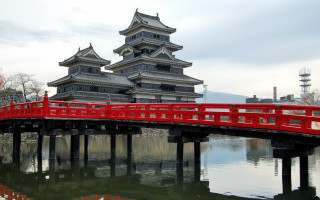 Red bridge reflection japan cityscape - free architecture wallpaper
