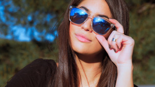 Woman sunglasses ring tree blue - her finger free wallpaper