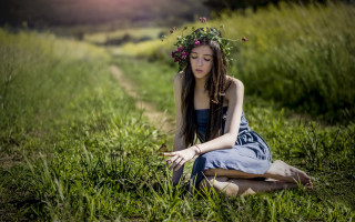 Woman field flower crown portrait - her knee free wallpaper