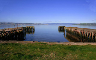 Lake woodenposts bridge city skyline - a bunch free wallpaper