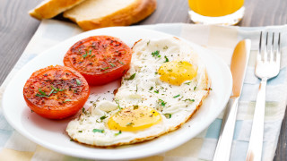 Eggs tomatoes toast orange juice - a glass free wallpaper