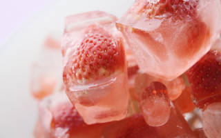 Strawberry ice cubes water droplets - ice free wallpaper