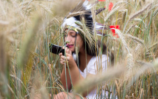 Woman headdress camera wheat field - primitivism free wallpaper