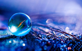 Water drop macro blurry blue - a close up of a water drop free wallpaper
