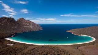 Australian mountains lake sunny tiltshift - a large body of water free wallpaper