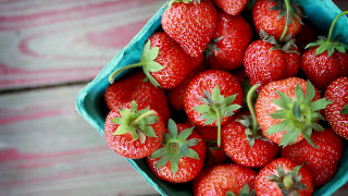 Blue bowl ripe strawberries wooden - ripe free wallpaper