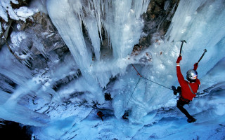Man red jacket climbing ice - a red jacket free wallpaper