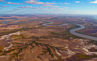 Lush green river countryside blue - the center of the picture free wallpaper