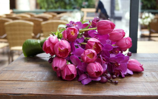 Purple flowers wooden table outdoor - a person in the background free wallpaper