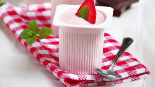 Strawberry pudding cup spoon checkered - a spoon free wallpaper