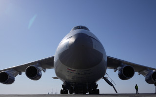 Large jetliner airport tarmac blue 3 - a large jetliner free wallpaper for desktop