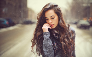 Woman longhair snowy city phone - flowing hair free wallpaper