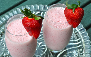Strawberry milkshake glasses plate strawberry - a straw free wallpaper