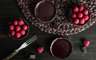 Chocolate raspberry dessert wooden table - anne rigney free wallpaper