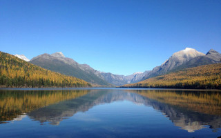 Lake mountains trees clear sky 2 - a clear sky above free wallpaper