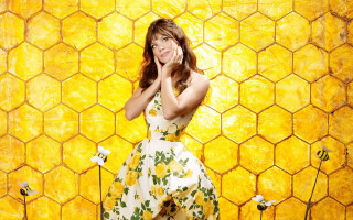 Woman yellow dress cellphone yellow - a photo free wallpaper