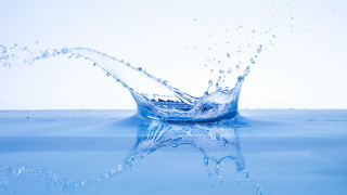 Blue water splash gradient ocean - photorealism free wallpaper