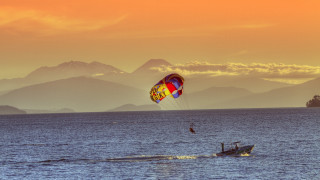 Paragliding ocean mountains sunset saturated - the boat free wallpaper