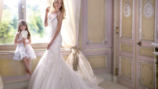 Wedding dress girl mirror indoors - feature free wallpaper