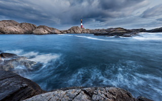 Lighthouse rocky shore stormy water - a few wave free wallpaper
