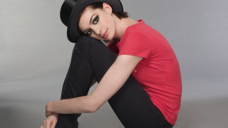 Woman blackhat redshirt pose portrait - her knee free wallpaper