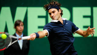 Tennis player swinging ball classroom - focus free wallpaper