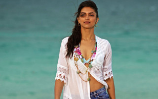 Woman beach white top jeans - a necklace free wallpaper
