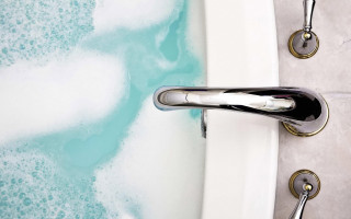 Bathtub blue white water faucet - a bathtub free wallpaper