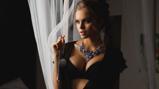 Woman blackdress necklace watch window - a necklace free wallpaper