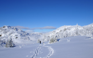 Snowy mountain ski slope clouds - the snow free wallpaper
