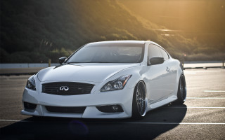 White car parking lot sun - rim free wallpaper