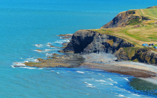 Beach cliff golfcourse tiltshift sky - a golf course free wallpaper