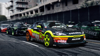 Cars street tall building blurry - a group of cars free wallpaper