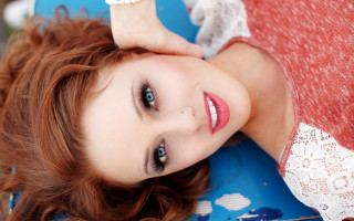 Aramenta redhair blueeyes laying bluechair - blue eye free wallpaper