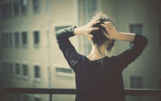 Woman hands on head window - window free wallpaper for desktop