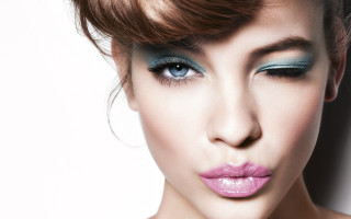 Woman blueeyes pinklips bun popart - color scheme free wallpaper