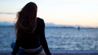 Woman ledge water sunset blurry - evaline ness free wallpaper