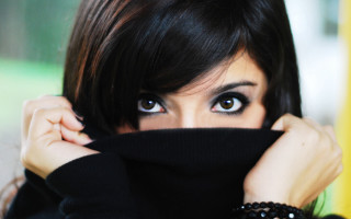 Woman black scarf wide eyes - perfect eye free wallpaper