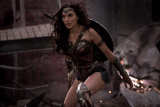 Woman costume running rubble hammer - a hammer free wallpaper