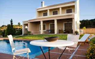Table chairs pool house lawn - exekia free wallpaper