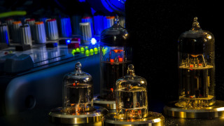 Gold lights table black wall 2 - uhd 8 k free wallpaper