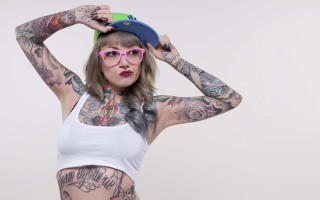 Tattooed woman hat glasses bodyart - glass free wallpaper