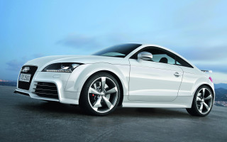 White car mountains blue sky - a parking lot free wallpaper