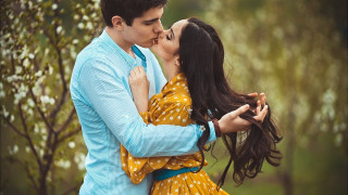 Romantic kiss outdoors christmas polkadot - a man and woman free wallpaper